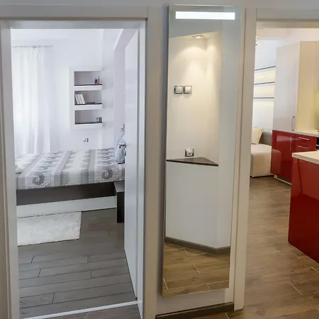 Center Luxury شقة *